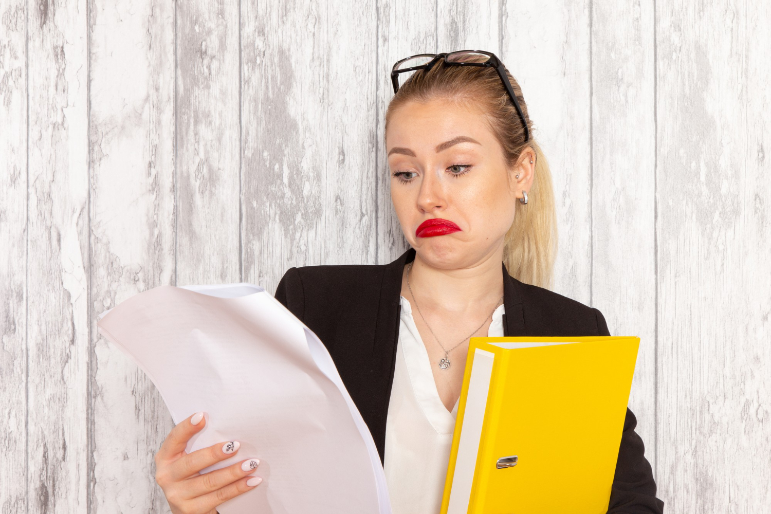 Chủ đầu tư Seaholdings cảnh báo top 5 chiêu trò lừa đảo bất động sản 9 Sử dụng giấy tờ giả để lừa đảo